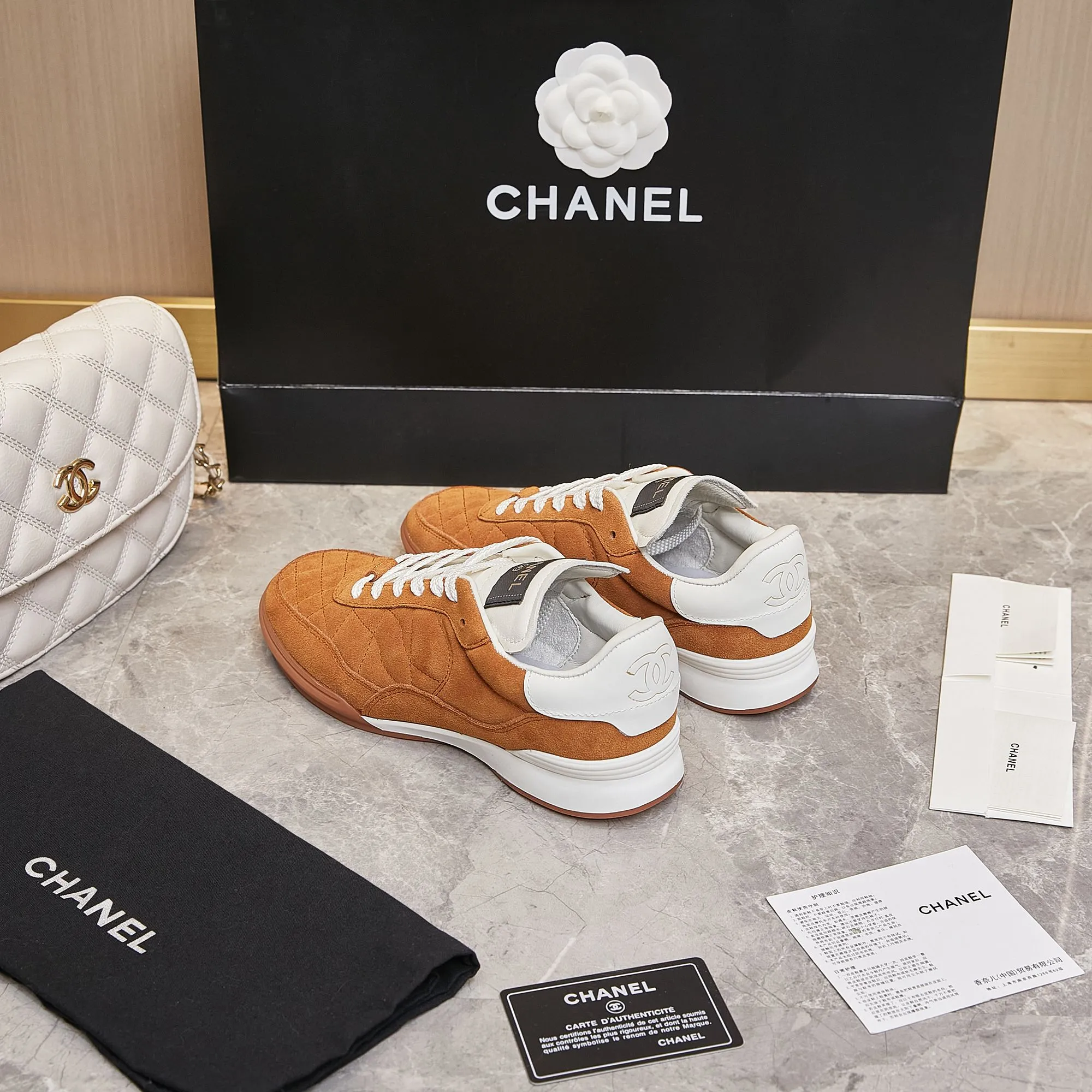 👟👟Ex-factory price 560👟👟 Chanel Chanel - 2024 counter top casual sports shoes This classic design; the upper is electro-embroidered with a variety of techniques; the outsole is fashionable and sporty; it is unusual to incorporate a variety of color matching elements... The diversified mix and match is very beautiful and versatile, casual, fashionable, sports and outdoor can be taken into account... ꫛꫀꪝ Go➫ Material: ❶Upper is made of: Original imported mixed-breed sheep ❷Inside made of: original imported breathable sheepskin ❸Outsole based on: original TPU outsole Full set of boutique packaging for women 35–41